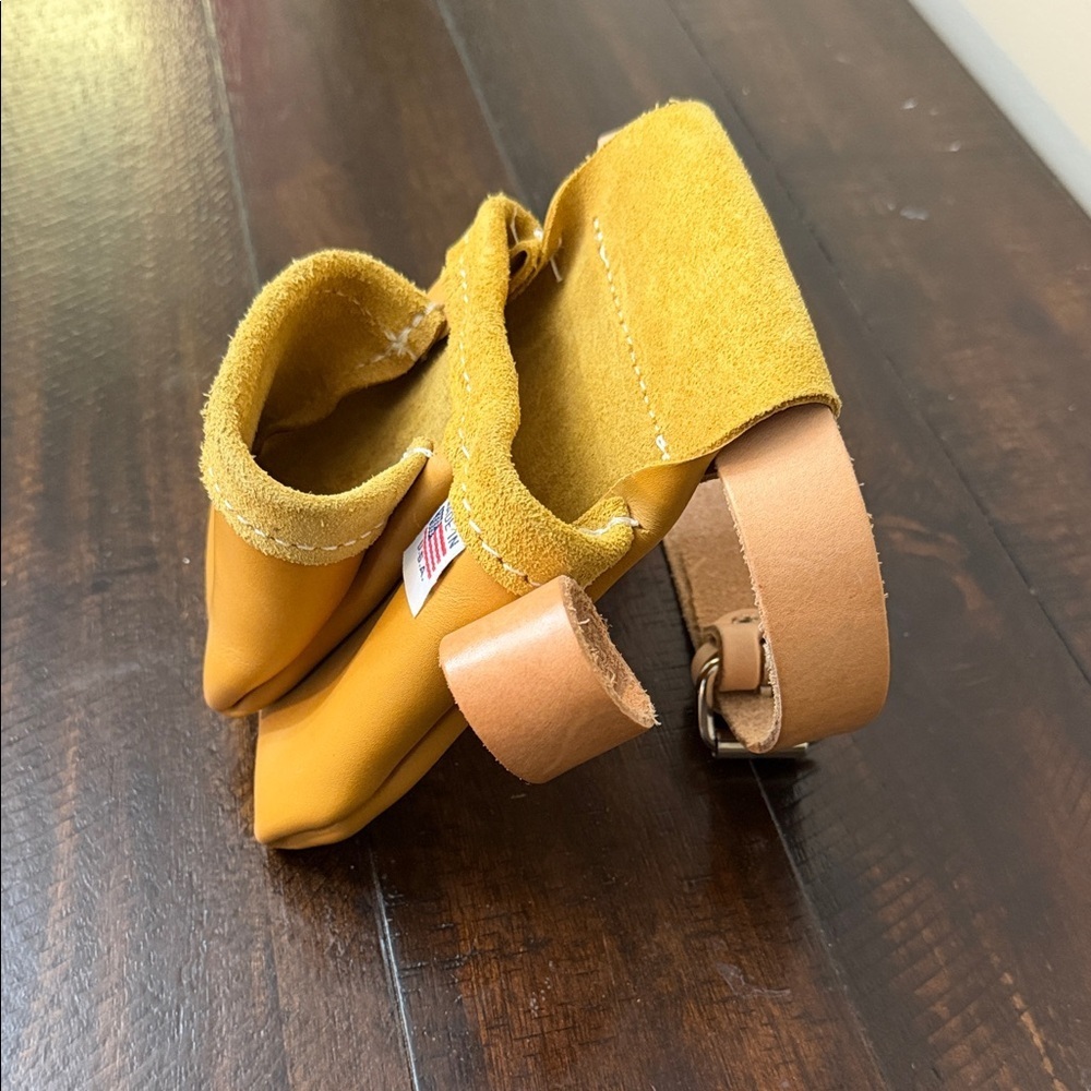 Elegant Yellow Leather Pocket Square Holder - Picture 3 of 5